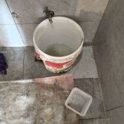 卫浴红墙花砖张力